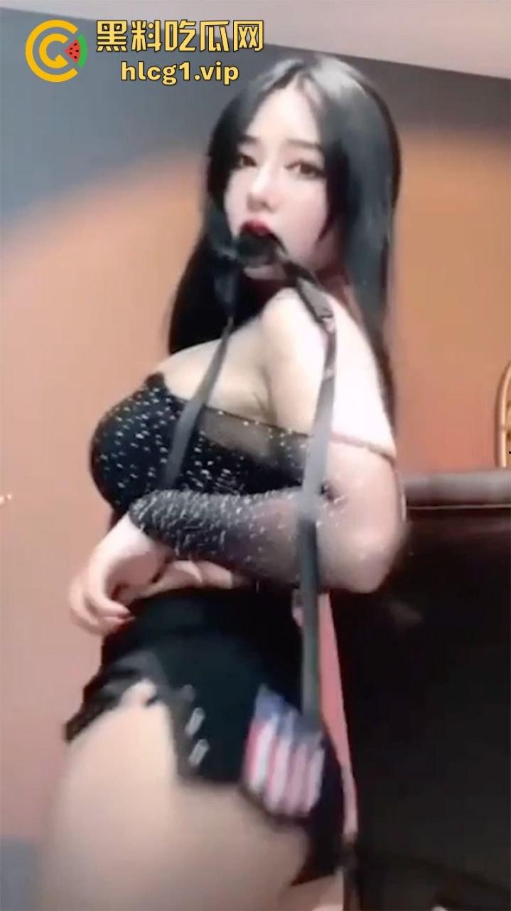 豪乳美鲍贵妇 快手/抖音【我是洋洋本人】分享花高价买来的视频 粉嫩美鲍润到流水！  第5张