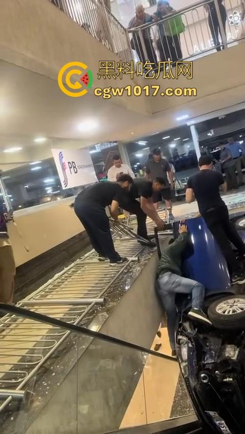 不是我一开始真以为在拍电影呢！女司机驾驶车辆失控冲入商场，撞到自动扶梯后停下，堪称恐怖大片！  第7张