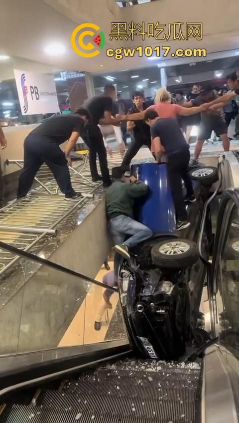 不是我一开始真以为在拍电影呢！女司机驾驶车辆失控冲入商场，撞到自动扶梯后停下，堪称恐怖大片！  第8张