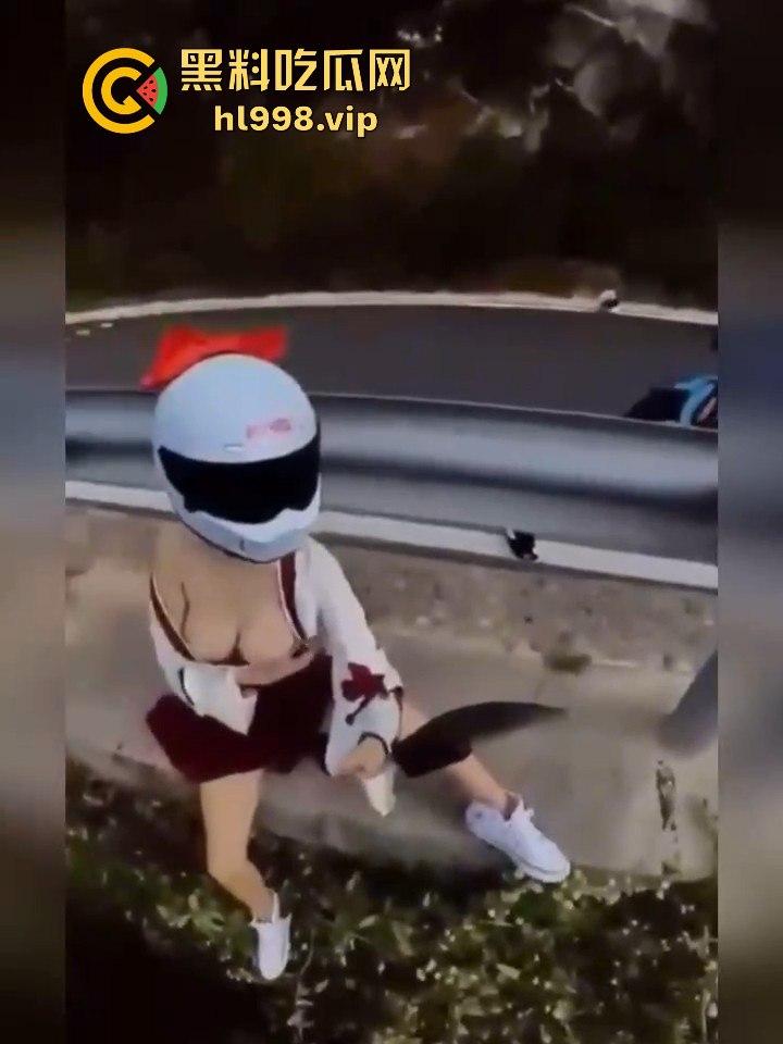 女骑手摔倒险坠山崖，居然还摆拍摸奶子！流量至上，简直让人无语！  第2张