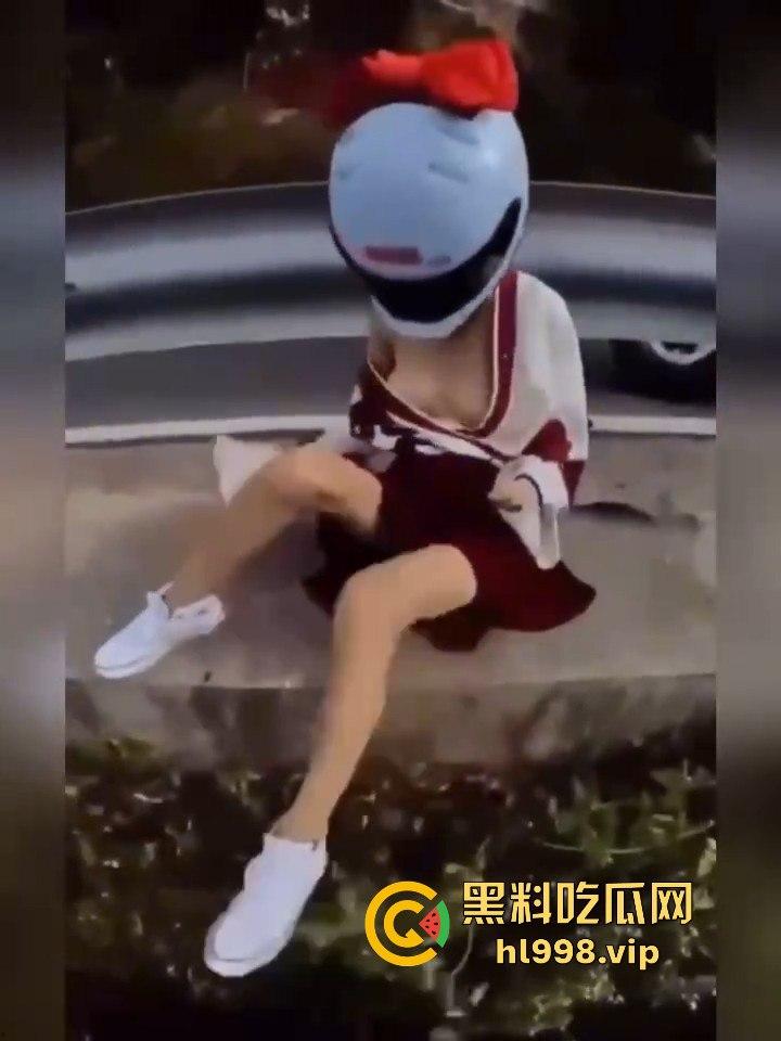 女骑手摔倒险坠山崖，居然还摆拍摸奶子！流量至上，简直让人无语！  第3张