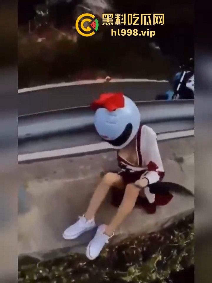 女骑手摔倒险坠山崖，居然还摆拍摸奶子！流量至上，简直让人无语！  第4张