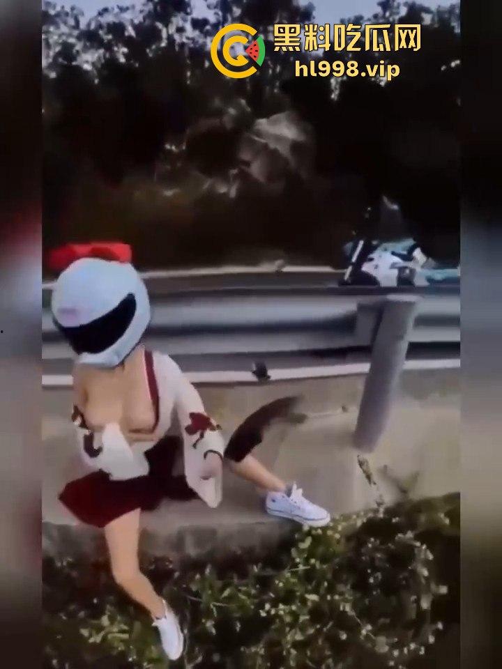 女骑手摔倒险坠山崖，居然还摆拍摸奶子！流量至上，简直让人无语！  第5张
