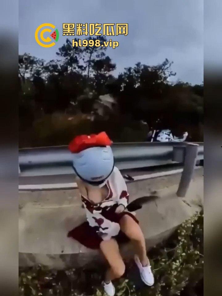 女骑手摔倒险坠山崖，居然还摆拍摸奶子！流量至上，简直让人无语！  第8张