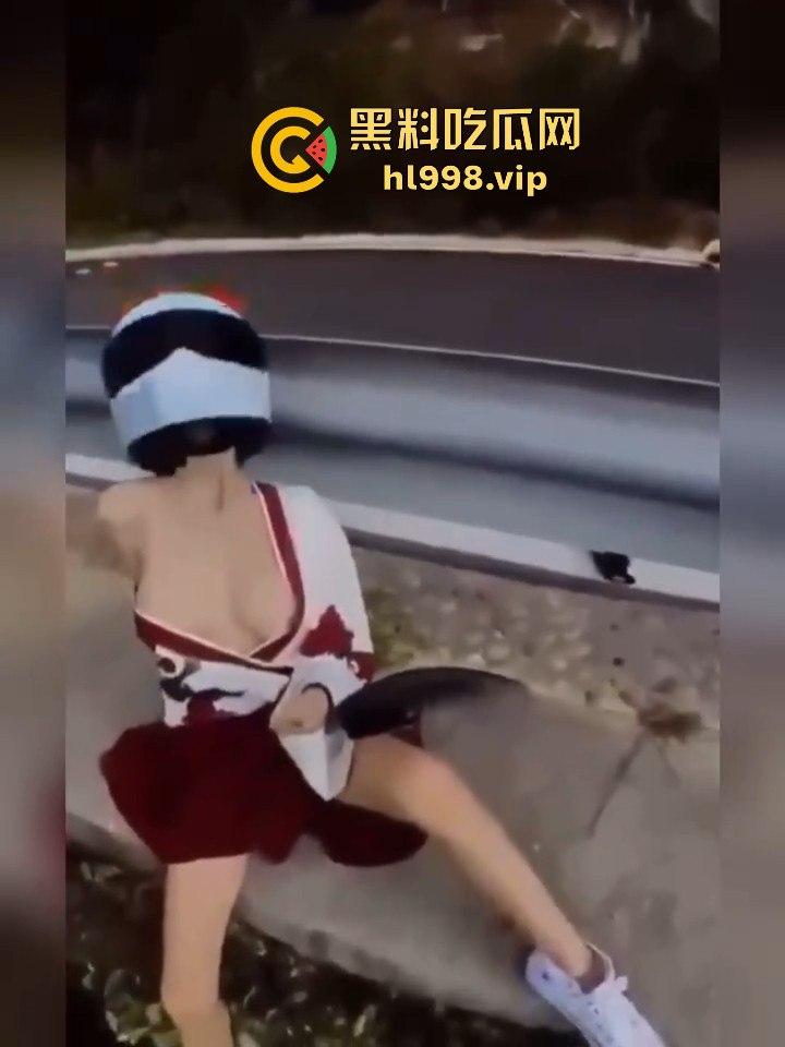 女骑手摔倒险坠山崖，居然还摆拍摸奶子！流量至上，简直让人无语！  第9张
