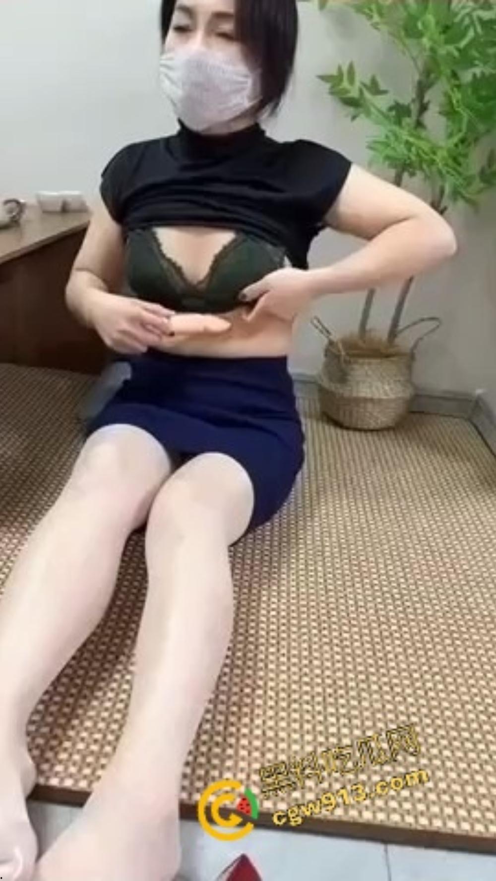 网红丝袜熟女芬姐火了，团队狠活全网疯传，气质骚得要命，一张腿开全是勾魂杀，哥们看完都硬了！  第13张