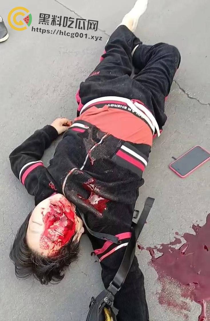 潮州庵埠镇安南路声乐酒店路口被一辆自行车被大货车撞到碾压，监控画面惨不忍睹脑浆爆裂出来 真的是骑车不看路当自己家了  第1张