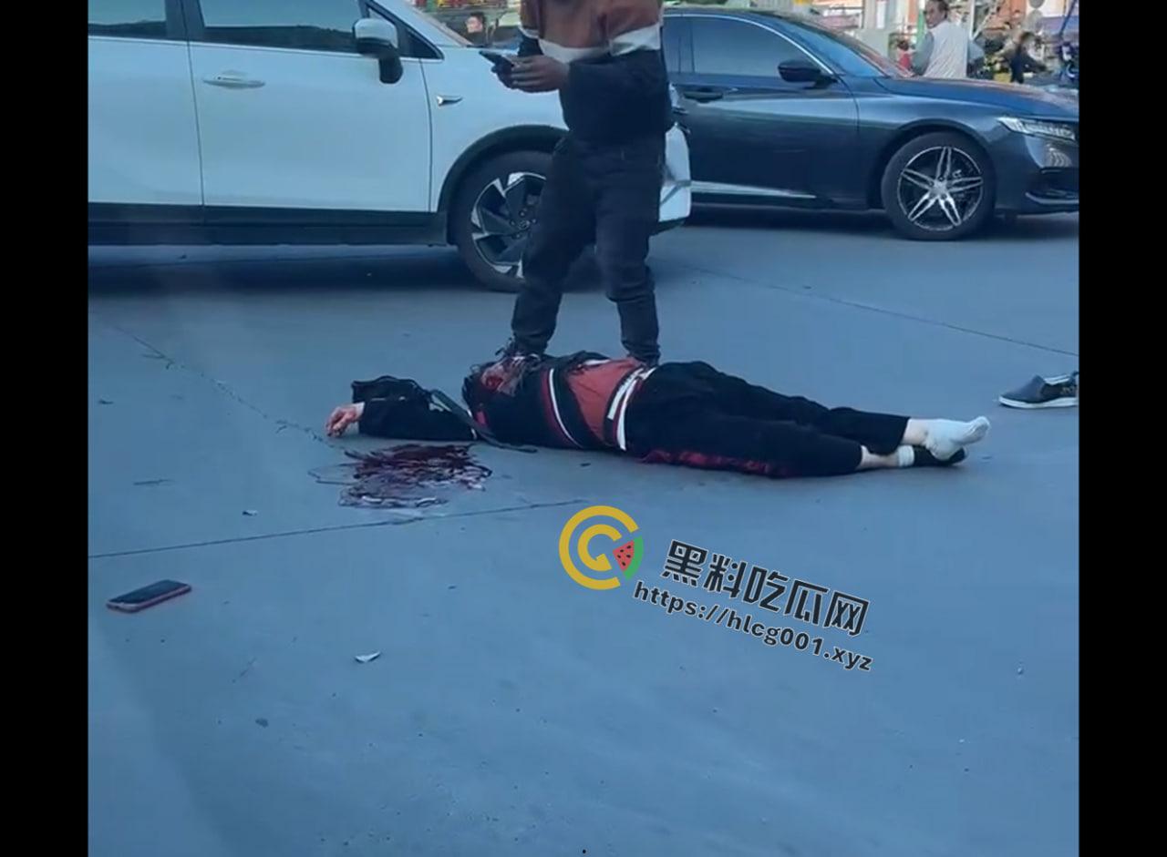 潮州庵埠镇安南路声乐酒店路口被一辆自行车被大货车撞到碾压，监控画面惨不忍睹脑浆爆裂出来 真的是骑车不看路当自己家了  第2张