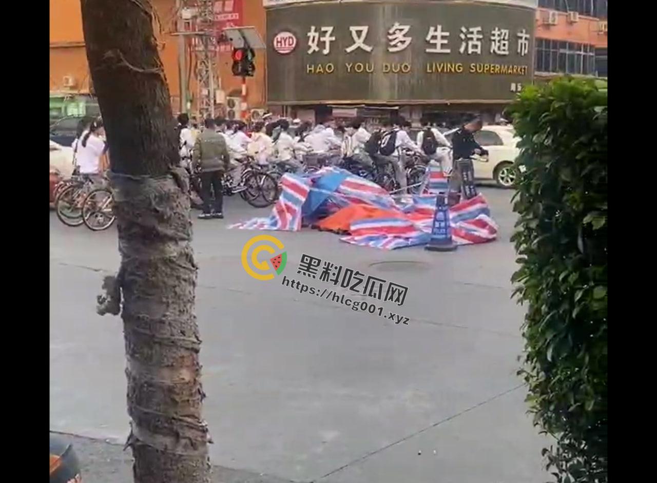 潮州庵埠镇安南路声乐酒店路口被一辆自行车被大货车撞到碾压，监控画面惨不忍睹脑浆爆裂出来 真的是骑车不看路当自己家了  第5张