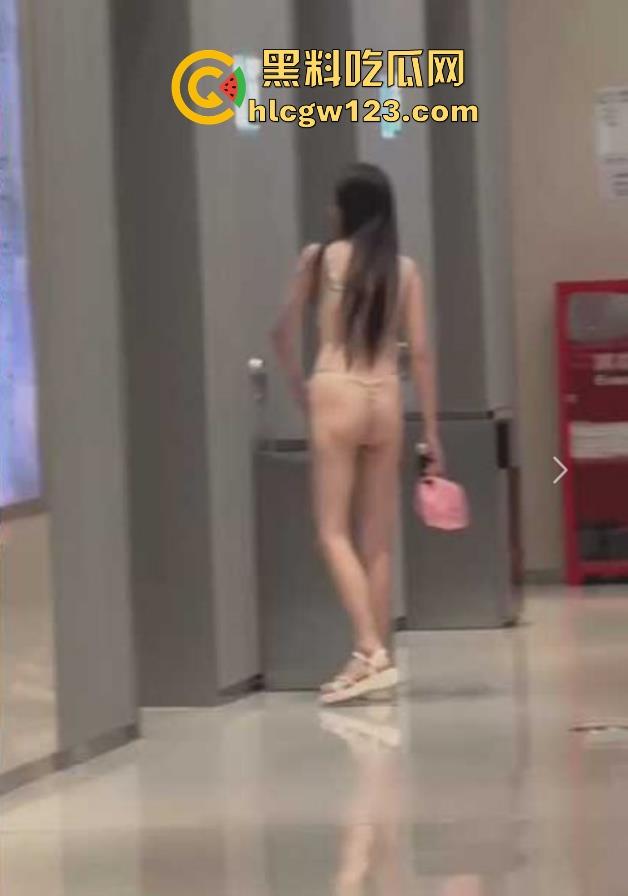 成都万象城 小仙女为完成主人的任务 珍珠丁字裤大胆露出 瞬间火爆全网！  第4张