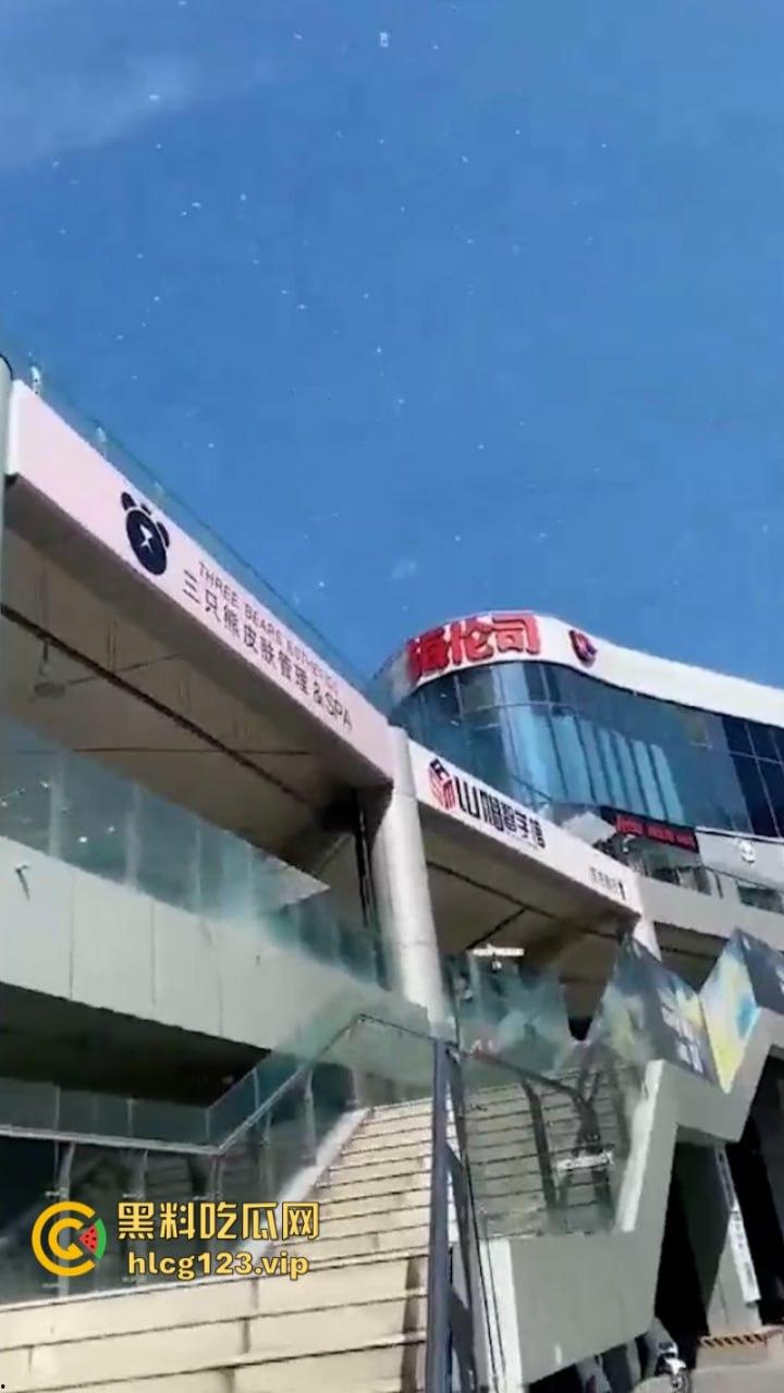 天降人民币！河北黄骅小孩哥在父母双亡后精神出现问题 竟然高空扔钱！  第9张