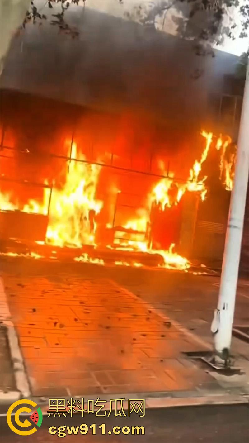 河北保定满城区玉川路，赵记果木烤鸭王突发火灾，看来店里是真材实料，的确是烤制出来的啊！  第3张