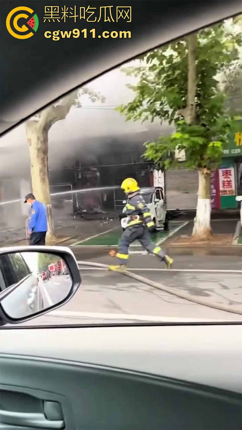 河北保定满城区玉川路，赵记果木烤鸭王突发火灾，看来店里是真材实料，的确是烤制出来的啊！  第7张