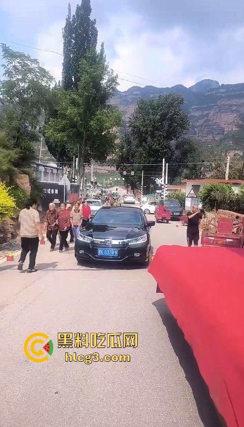 天下之大无奇不有啊！山西晋中抖音【果任儿】婆家人不给见孩子喝农药去世 丧礼办阴婚！  第4张