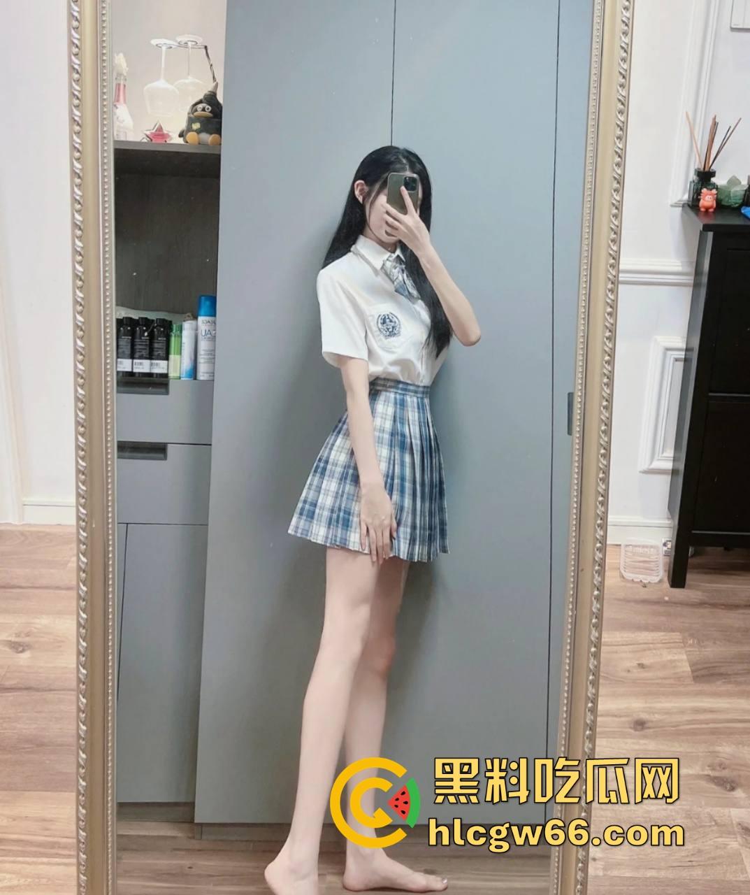 帝都5000买双飞两个学生妹轮番上阵伺候，干累了还能换口味，轮流骑互舔逼伺候得像皇帝爷！  第3张