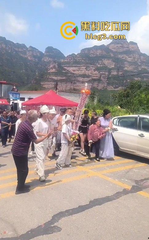 天下之大无奇不有啊！山西晋中抖音【果任儿】婆家人不给见孩子喝农药去世 丧礼办阴婚！  第9张