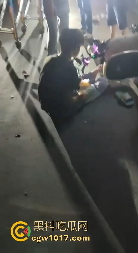 鬼火少年深夜惨遭横祸！深夜凌晨被醉酒司机撞了个倒头就睡，人都飞起来了，车的零件都着火了，极其惨烈！  第6张