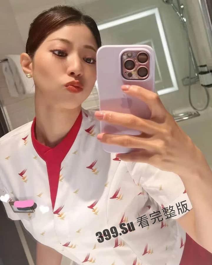 长相甜美靓丽国泰航空空姐「Netflix」被爆，上班时间认真工作接待乘客 卖力口交  第2张