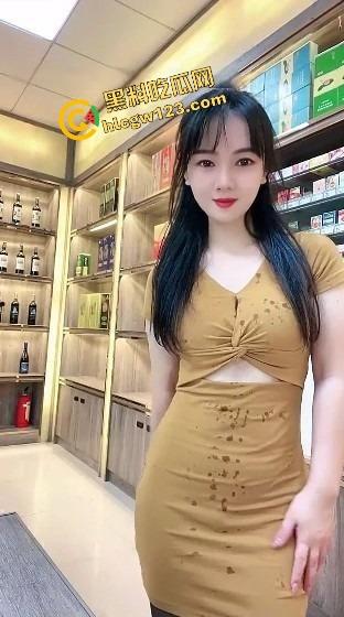 烟台烟酒店少妇老板娘，门面里直播自慰潮喷，喷湿一地成大水娃，卖不出酒就靠浪水吸客！  第2张