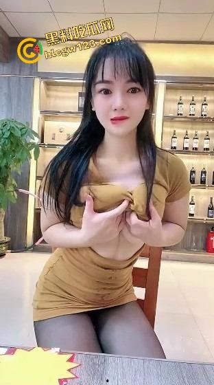 烟台烟酒店少妇老板娘，门面里直播自慰潮喷，喷湿一地成大水娃，卖不出酒就靠浪水吸客！  第3张