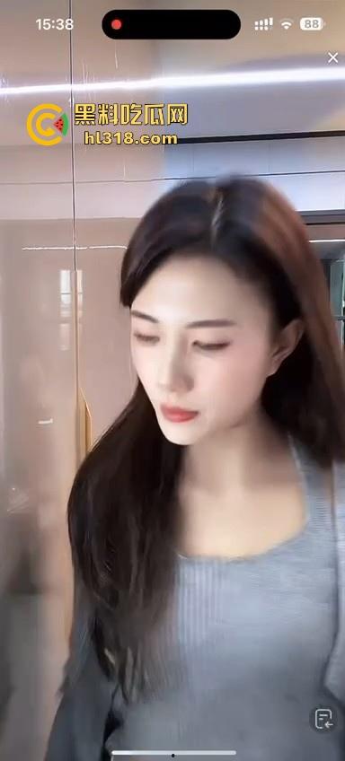 抖音颜值主播为礼物舔墙，舌头疯狂打转能感觉到是老手，把大屌给她舔一下哪得多舒服啊！  第6张