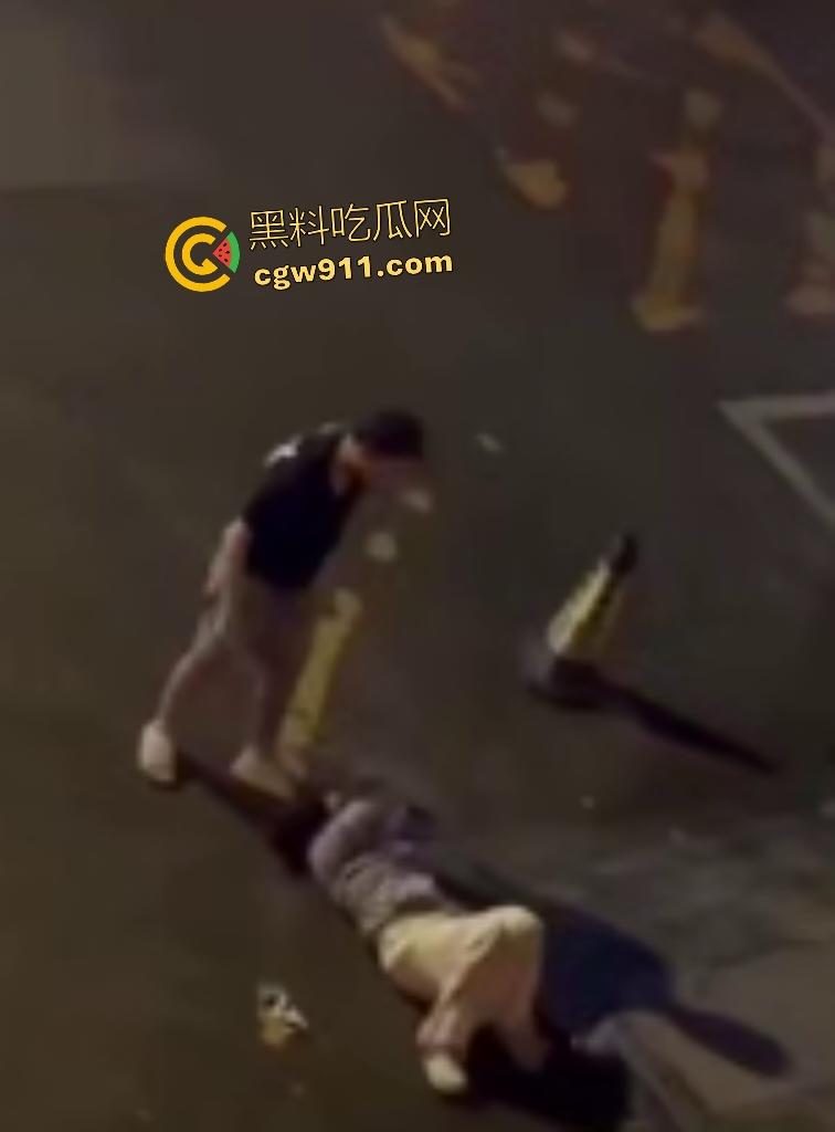 广西南宁情侣夜晚扰民，女友疯魔石头砸豪车，男友坐地被一脚踢喉管倒地，女友还补刀狂踹，不踢死不罢休！  第1张