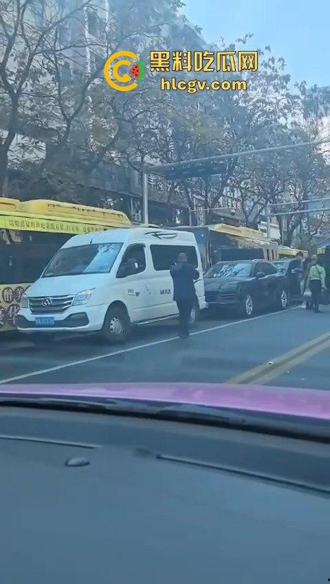 兰州公交车失控酿大祸，狂撞多车现场如战场！4人受伤，目击者吓到腿软！  第3张