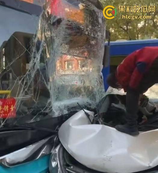 兰州公交车失控酿大祸，狂撞多车现场如战场！4人受伤，目击者吓到腿软！  第6张