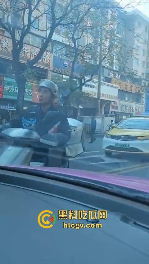 兰州公交车失控酿大祸，狂撞多车现场如战场！4人受伤，目击者吓到腿软！  第7张