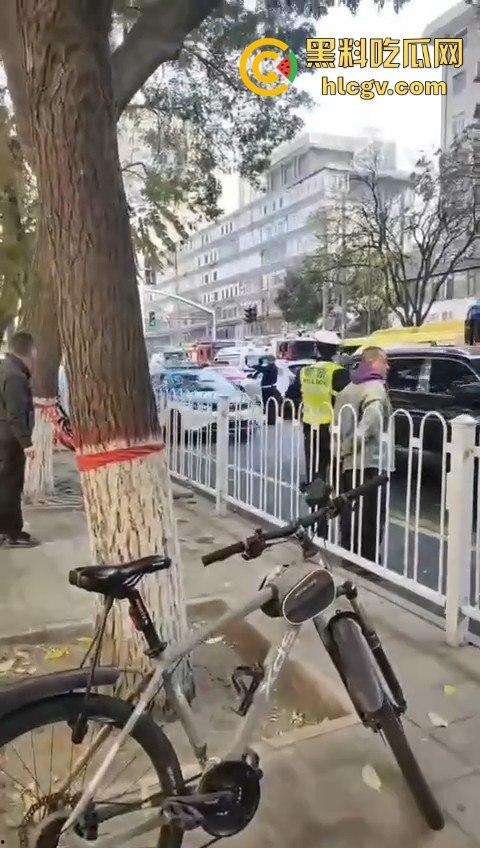 兰州公交车失控酿大祸，狂撞多车现场如战场！4人受伤，目击者吓到腿软！  第8张