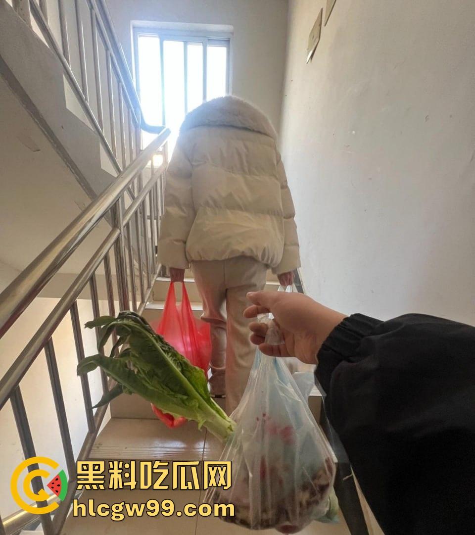 和美女妹妹同居的刺激生活，买完菜还没开始做，就在厨房把她操到腿软，水刚开小骚穴就湿透了！  第1张