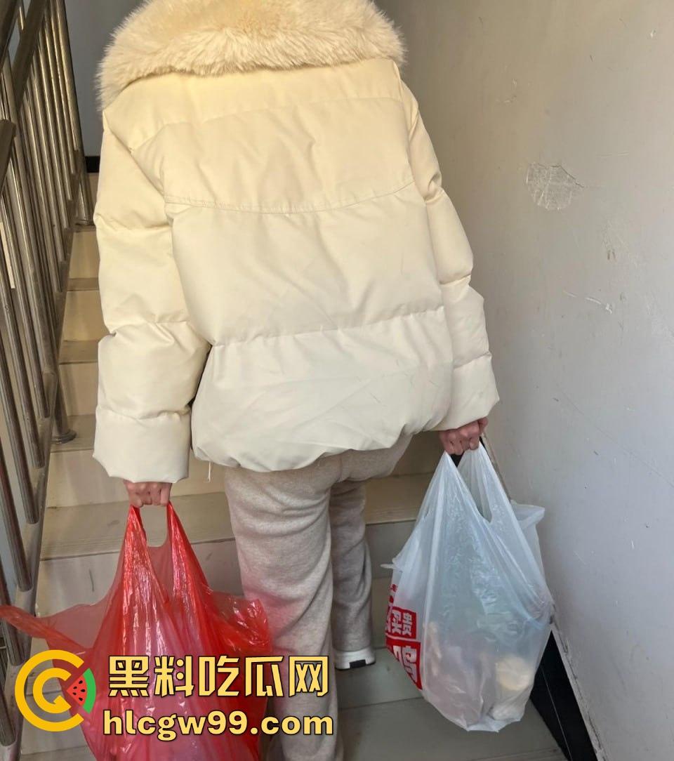 和美女妹妹同居的刺激生活，买完菜还没开始做，就在厨房把她操到腿软，水刚开小骚穴就湿透了！  第2张