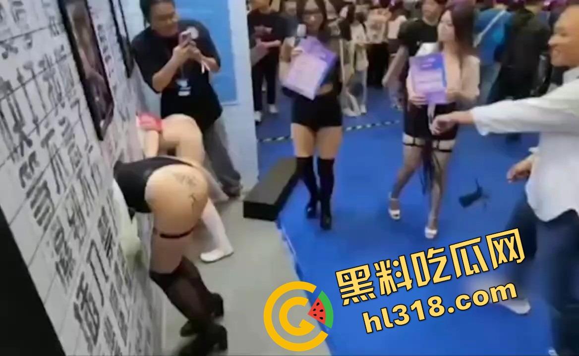 台湾成人show疯了，母狗字样真敢写，美女一排排屁股挂墙随便抽，交钱就能爽一把！  第6张