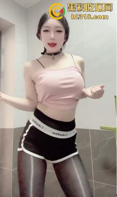 快手性感网红【05年的姨姨】露脸露逼激情热舞，各种丝袜制服让人眼花缭乱目不暇接，无比诱惑！  第4张