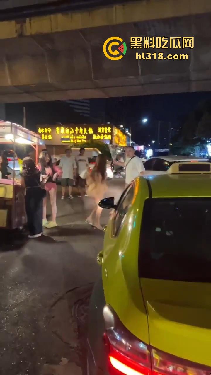 泰国妙龄小仙女发现自己的窝瓜王和女人搭话,吃醋直接暴走,深夜的街头相互殴打,集美的白色丁字裤都出来了! 第1张 泰国妙龄小仙女发现自己的窝瓜王和女人搭话,吃醋直接暴走,深夜的街头相互殴打,集美的白色丁字裤都出来了! 第1张