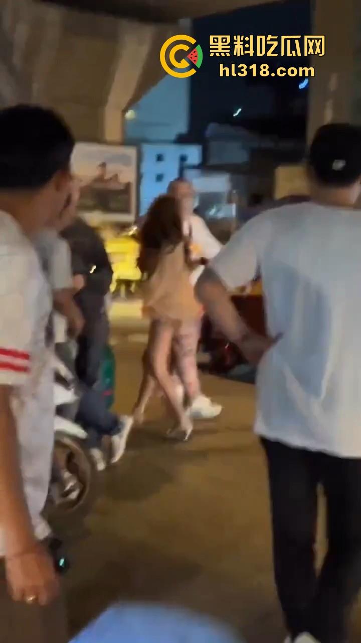 泰国妙龄小仙女发现自己的窝瓜王和女人搭话,吃醋直接暴走,深夜的街头相互殴打,集美的白色丁字裤都出来了! 第6张 泰国妙龄小仙女发现自己的窝瓜王和女人搭话,吃醋直接暴走,深夜的街头相互殴打,集美的白色丁字裤都出来了! 第6张