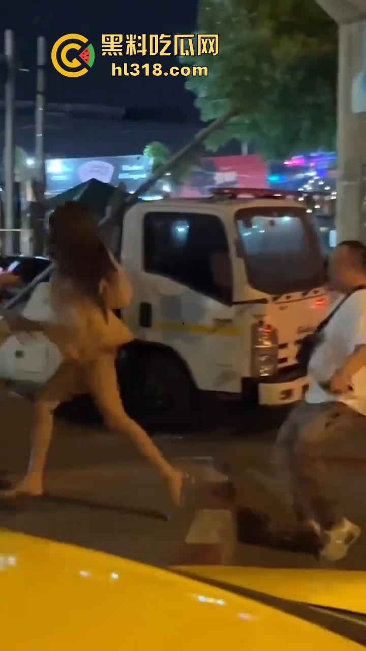 泰国妙龄小仙女发现自己的窝瓜王和女人搭话,吃醋直接暴走,深夜的街头相互殴打,集美的白色丁字裤都出来了! 第9张 泰国妙龄小仙女发现自己的窝瓜王和女人搭话,吃醋直接暴走,深夜的街头相互殴打,集美的白色丁字裤都出来了! 第9张