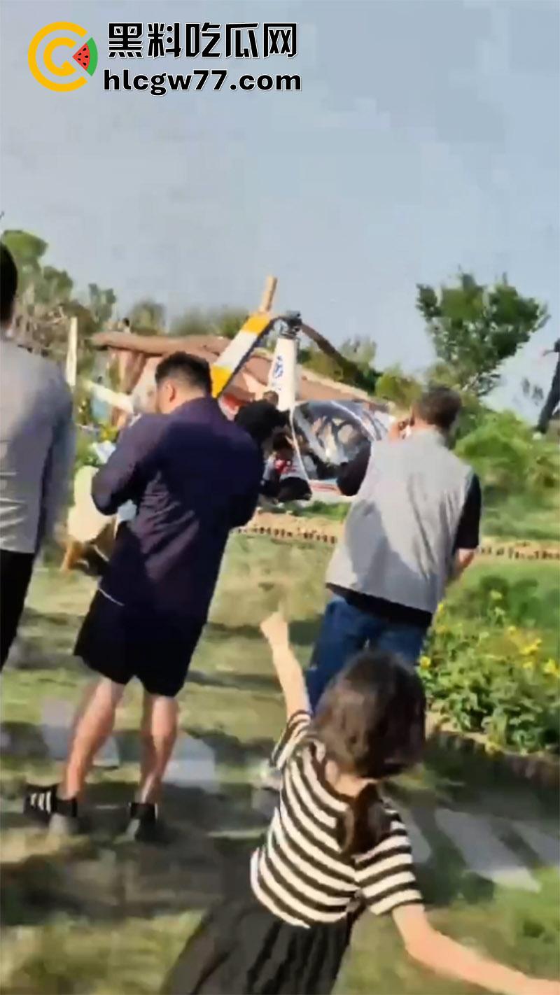 熊孩子惹大祸了，小型直升机降落，熊孩子弹弓射到机尾旋桨，导致机身不稳当场坠毁！  第7张