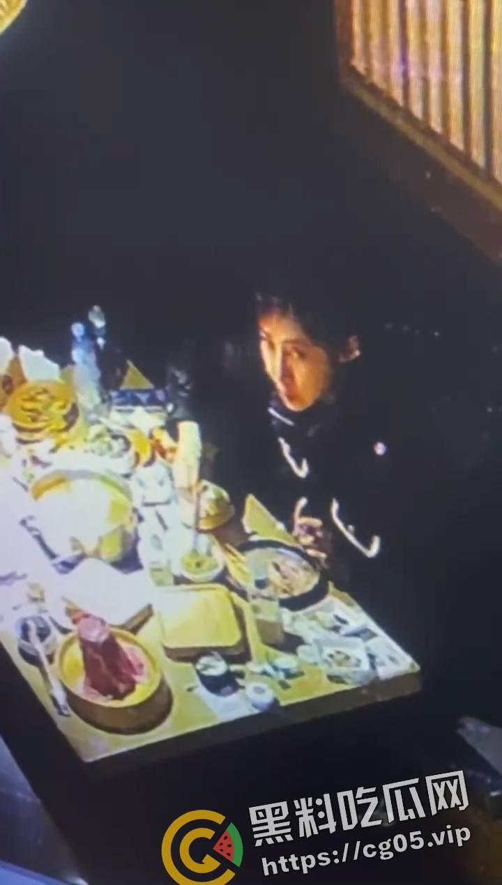 逼毛仙人！山东潍坊饭店内女子拔逼毛敲诈店家 被店家把监控发到网上  直接社死了 第6张