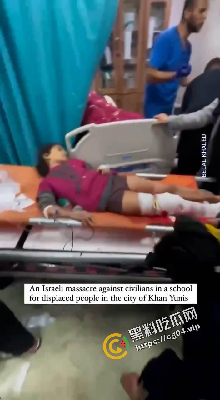 现场画面！血流成河 以色列轰炸加沙南部驻留有大量难民的学校  造成大量伤亡 尸体堆积如山 遍地鲜血 第4张