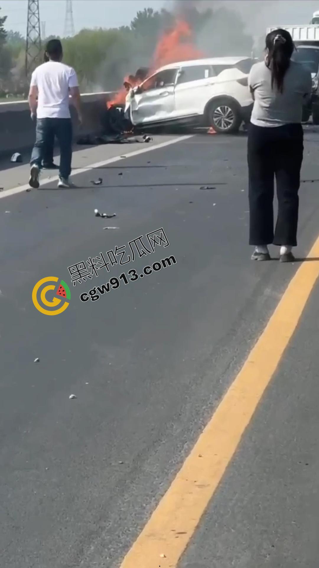 河北保定高碑店惨烈车祸现场！年仅19岁情侣命丧火海，行车安全亟待重视  第9张