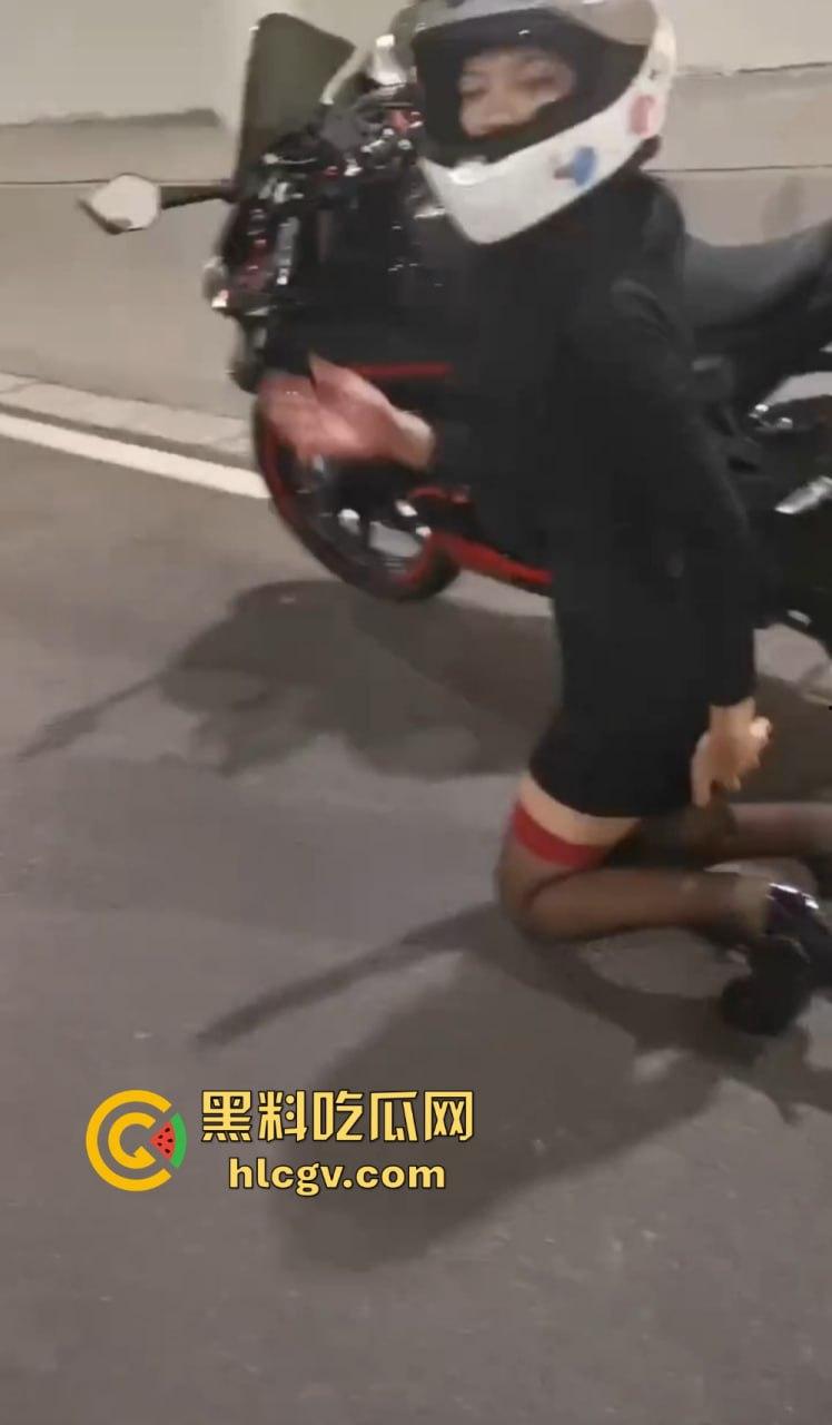 机车媛写真为流量拼命！杜卡迪一震白带外流，跪地当狗摆拍简直骚出新高度！  第5张