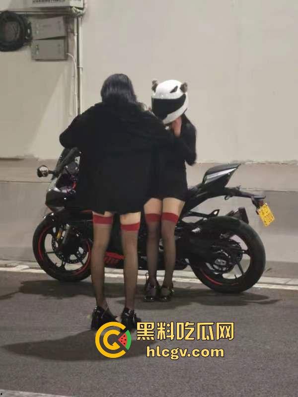 机车媛写真为流量拼命！杜卡迪一震白带外流，跪地当狗摆拍简直骚出新高度！  第8张