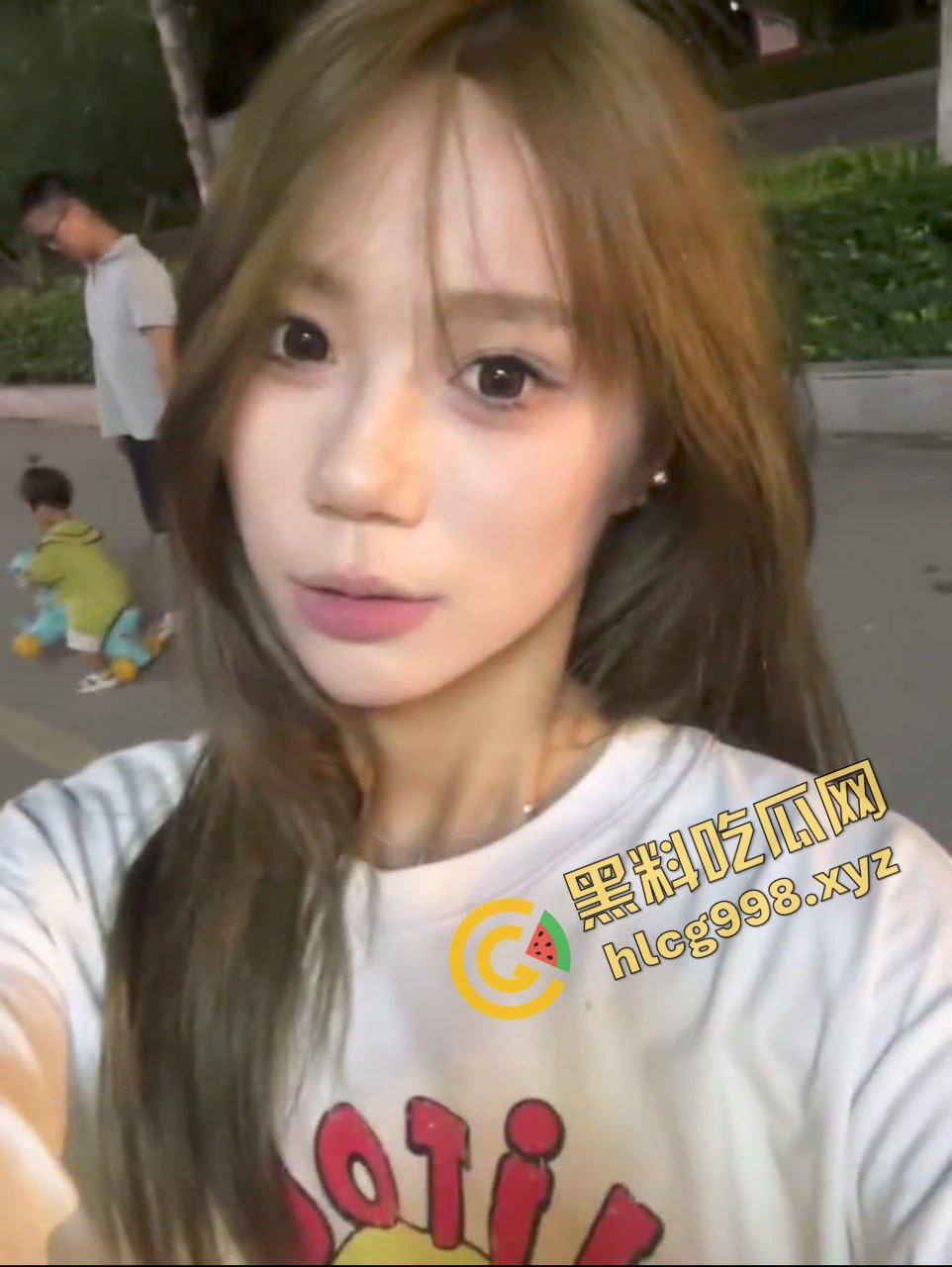 抖音情感博主14万粉女网红『妳可』与男友激情舌吻 对镜后入 全网独家流出！  第2张