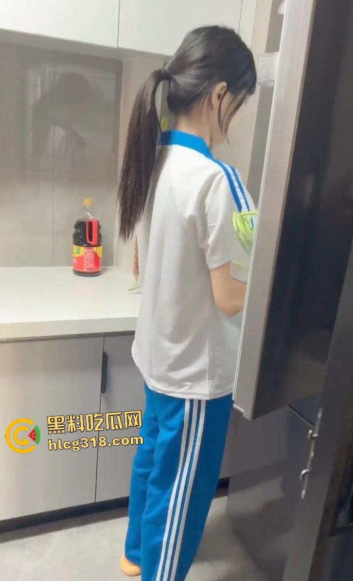 学妹【晚晚】学生妹装嫩舔鸡巴到爆，床上被操就算了，在马桶上拉屎也要口鸡巴，戴眼罩口爆才刺激！  第2张