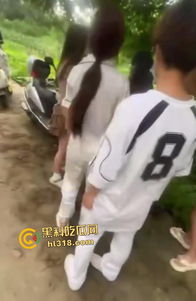 江西万载惊现户外学生霸凌！群殴脱衣羞辱，扇巴掌脚踹狠到脑震荡，男的还被要求跪下当儿子！  第1张