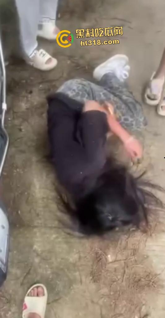 江西万载惊现户外学生霸凌！群殴脱衣羞辱，扇巴掌脚踹狠到脑震荡，男的还被要求跪下当儿子！  第3张