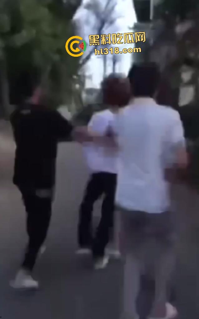 江西万载惊现户外学生霸凌！群殴脱衣羞辱，扇巴掌脚踹狠到脑震荡，男的还被要求跪下当儿子！  第5张