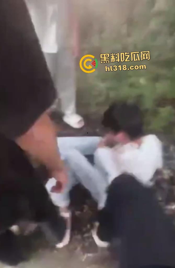 江西万载惊现户外学生霸凌！群殴脱衣羞辱，扇巴掌脚踹狠到脑震荡，男的还被要求跪下当儿子！  第7张