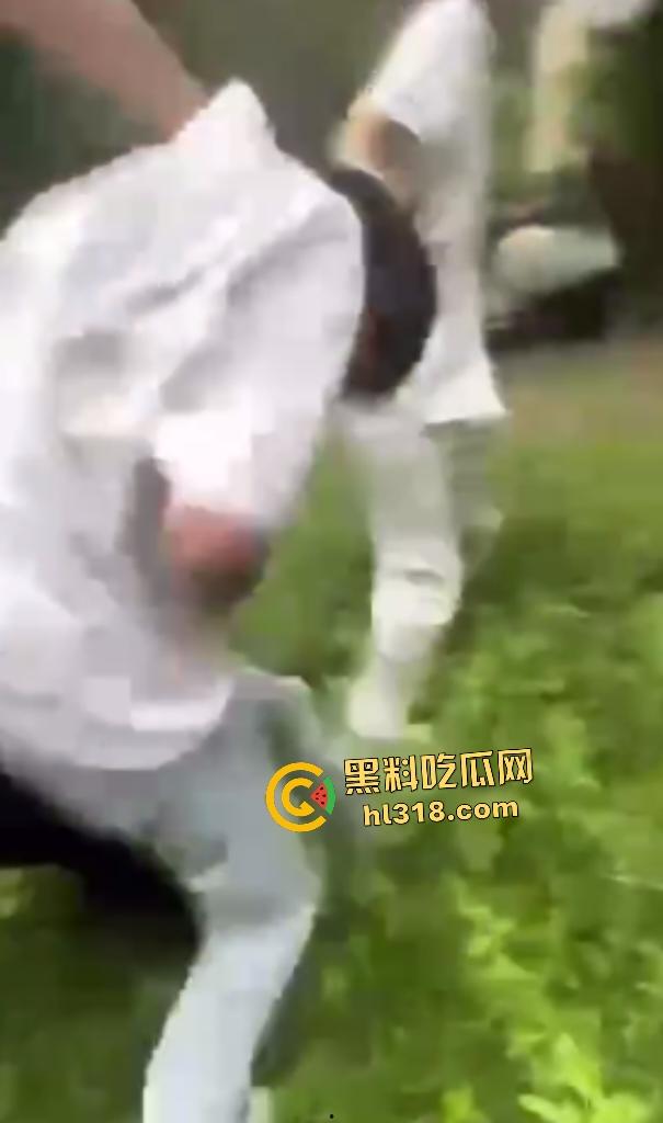 江西万载惊现户外学生霸凌！群殴脱衣羞辱，扇巴掌脚踹狠到脑震荡，男的还被要求跪下当儿子！  第8张